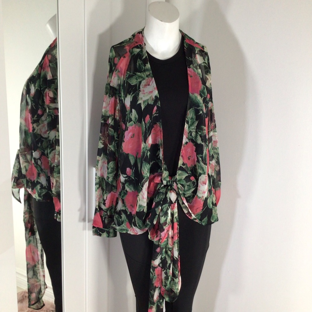 Floral wrap blouse - Picture 8 of 9